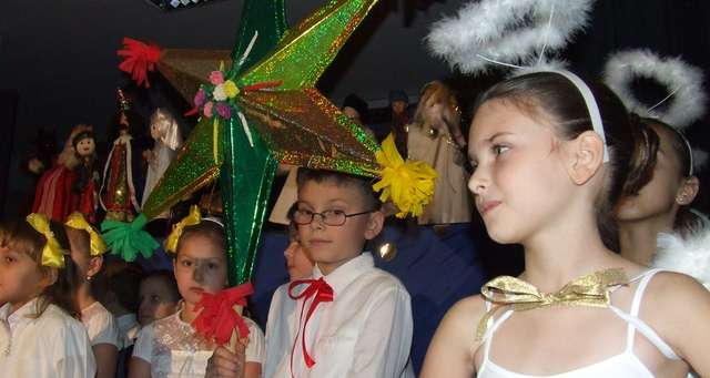 Ostrołęka: Trzecioklasiści z dziesiątki żartobliwie opowiedzieli o wigilijnych wydarzeniach - full image