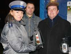   Funkcjonariusze z Komendy Powiatowej Policji w Braniewie otrzymali od harcerzy Betlejemskie Światełko Pokoju