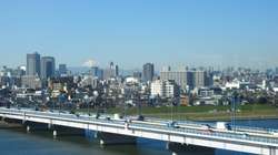Fuji San to najwyższy szczyt Japonii i święta góra dla wyznawców shinto. — Zobaczyłam Fuji już z samolotu i towarzyszył mi całą drogę do Kumagaya — cieszy się Wial. — Wszyscy mówią, że jestem szczęściarą, bo Fuji rzadko odsłania się w pełnej krasie.