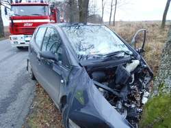 Kobieta kierująca mercedesem uderzyła w drzewo