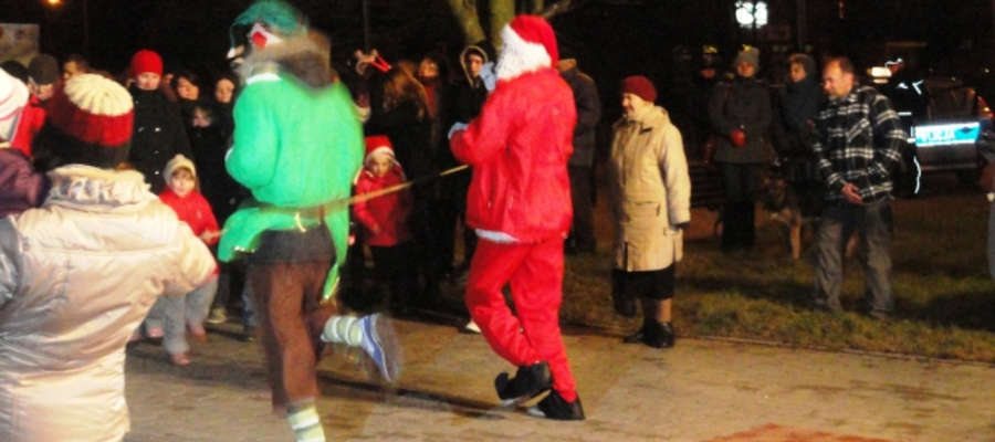 Dąbrówno: Mikołaj przyjechał na dachu samochodu