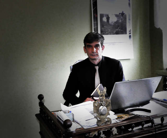 Piątek 20 stycznia 2012. Burmistrz Miasta i Gminy Bieżuń Andrzej Szymański w swoim gabinecie - full image