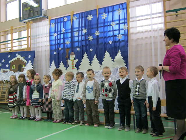 Dzieci ze szkoły w Zieluniu podczas zabawy choinkowej - full image