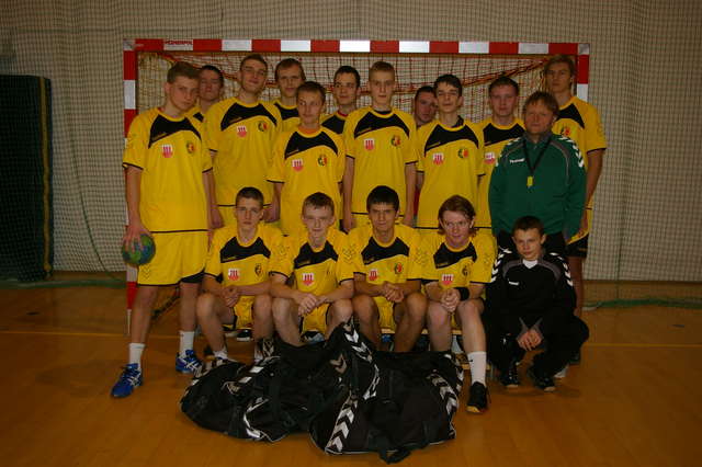Piłkarze ręczni UKS HANDBALL Przasnysz z trenerem Wiesławem Zagrobą - full image