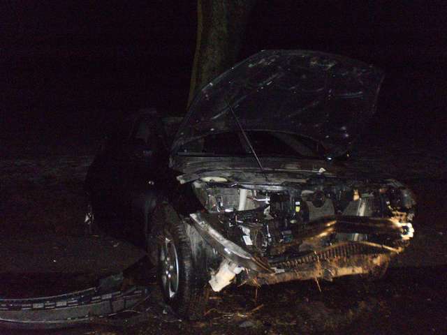Kierowca chcąc uniknąć uderzenia w pieszego, który szedł środkiem ulicy, stracił panowanie nad autem i uderzył w drzewo - full image