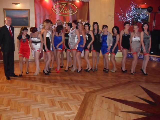 Klasa Tht od lewej: wychowawca Tomasz Ulatowski, Anna Czerwińska, Magdalena Umińska, Jolanta Bartosiewicz, Monika Zembrzuska, Renata Kuczyńska, Justyna Adamkiewicz, Beata Ojrzyńska, Marta Wichrowska, Ewelina Tabaka, Olga Kucharska, Katarzyna Wilga, Katarz - full image