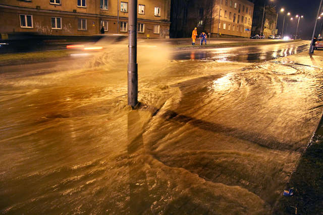 Potop na Niepodległości. Część mieszkańców Olsztyna bez wody - full image