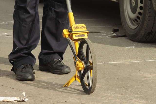 Myszyniec: Mężczyzna trafił do szpitala, w jego motorower uderzyła skoda - full image