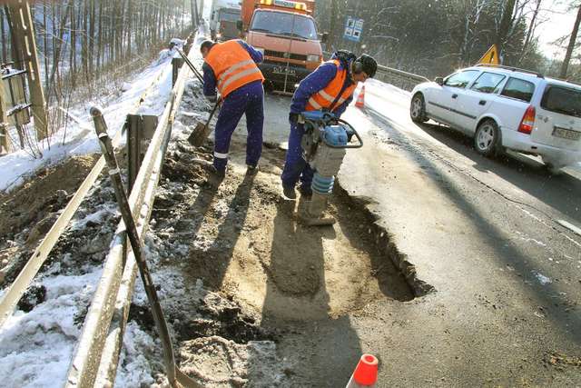 Awaria wodociągu wstrzymała ruch na al. Wojska Polskiego - full image