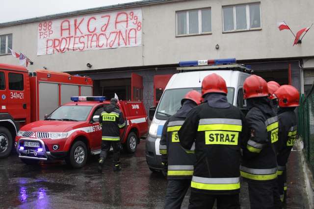 Strażacy domagają się podwyżek dla wszystkich służb mundurowych - full image
