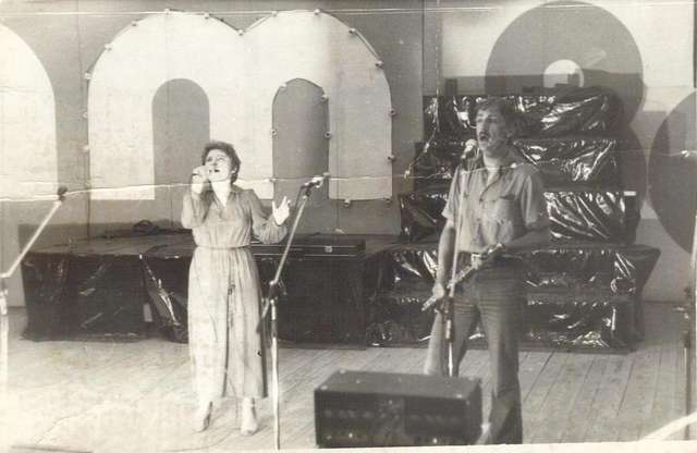 Mariola Szudzik i Wojciech Karpiński. Próba przed Opolem (1980 r.) - full image