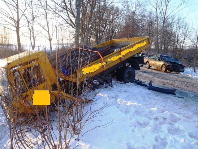 Na łuku drogi uderzyła w ciężarówkę. Wypadek na trasie Pieniężno - Pakosze - full image