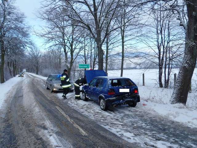 Niedaleko Maciejewa (gm. Braniewo) zderzyły się ze sobą dwa volkswageny - full image