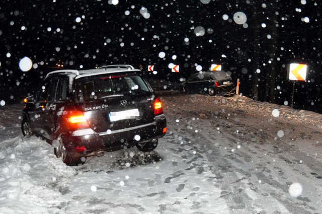 Zderzenie mercedesa z oplem. Ciężarówka wpadła do rowu - full image