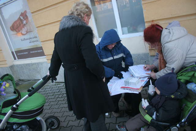 Elbląska Solidarność zbiera podpisy w sprawie referendum dotyczącego wydłużenia wieku emerytalnego - full image