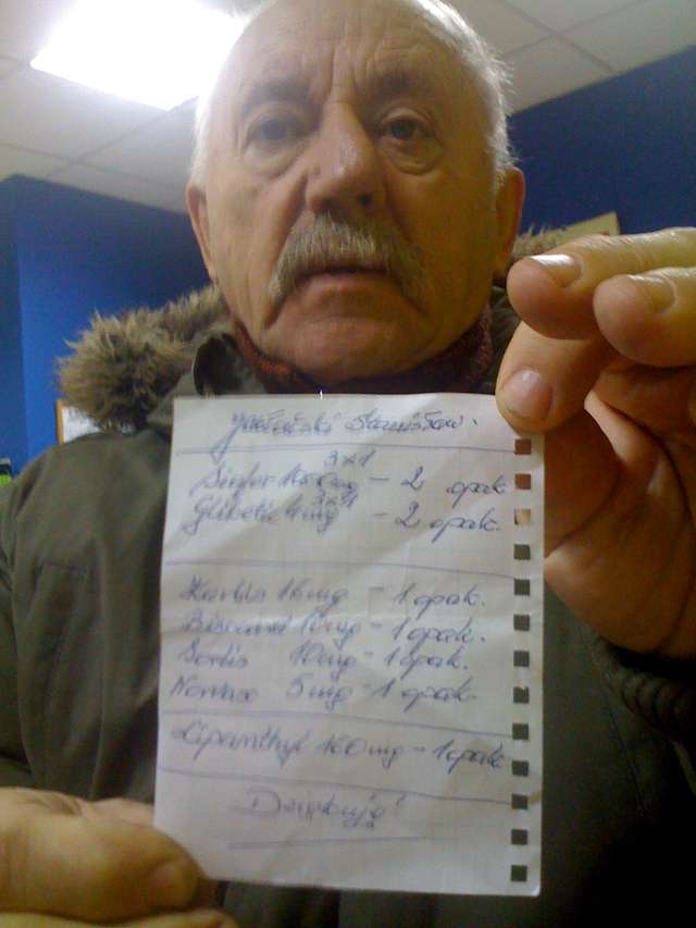 Stanisław Jabłoński z listą leków - full image