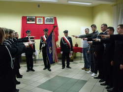WIECZFNIA KOŚCIELNA: 12 druhów dołączyło do straży pożarnej – ceremonia pasowania