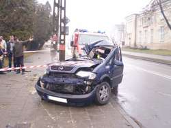 Strażacy rozcinali samochód w celu wydostania pasażerów