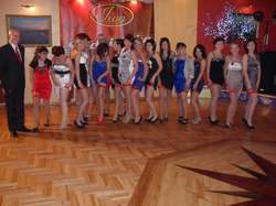 Klasa Tht od lewej: wychowawca Tomasz Ulatowski, Anna Czerwińska, Magdalena Umińska, Jolanta Bartosiewicz, Monika Zembrzuska, Renata Kuczyńska, Justyna Adamkiewicz, Beata Ojrzyńska, Marta Wichrowska, Ewelina Tabaka, Olga Kucharska, Katarzyna Wilga, Katarz