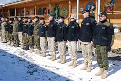W Bazie FOB Ghazni w Afganistanie uroczyście odsłonięto emblemat 9. Brygady Kawalerii Pancernej