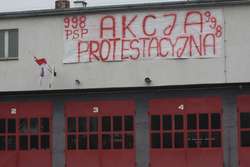 O proteście strażaków przypominają m.in. transparenty wywieszone na komendach 