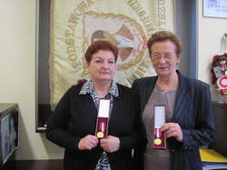 Od lewej Barbara Gejda i Barbara Żarnecka, nauczycielki odznaczone złotymi medalami