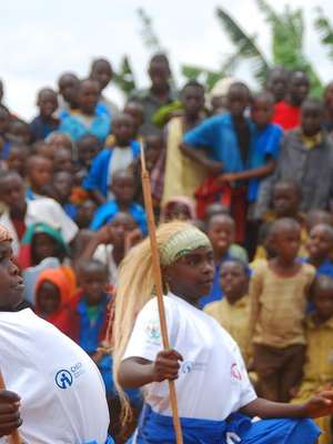 Taniec zwycięstwa na zakończenie projektów w Rwandzie