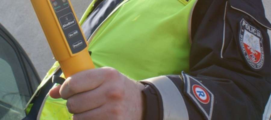 Zatrzymał auto na środku drogi i zasnął. Był pijany