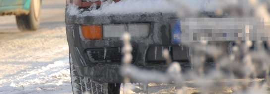 Poślizgnął się i wpadł pod auto