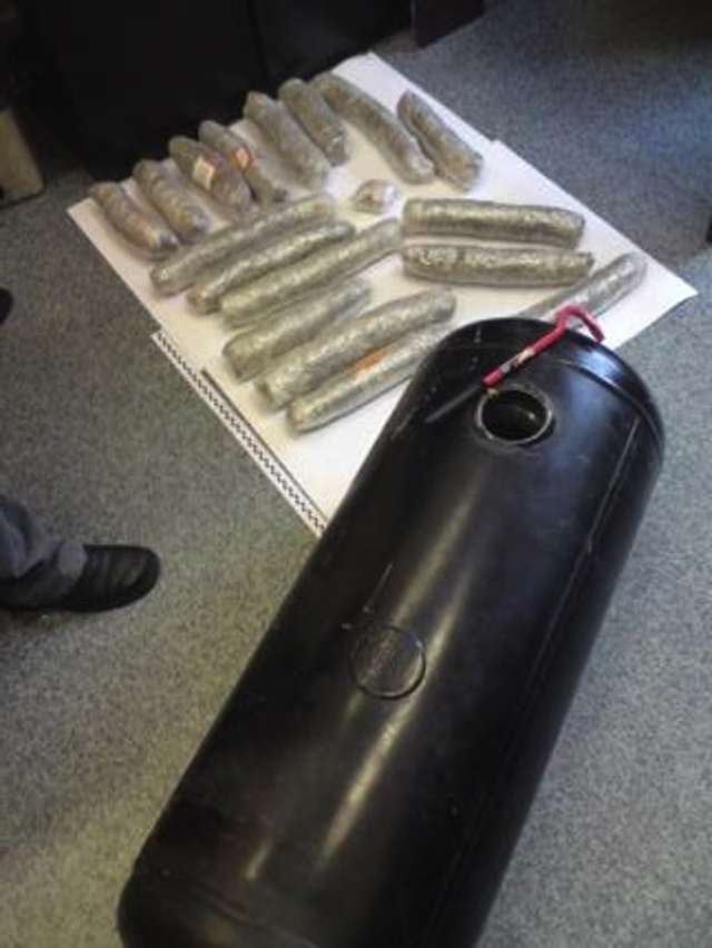 Mieszkaniec Reszla ukrył w butli gazowej 4 kg marihuany. - full image