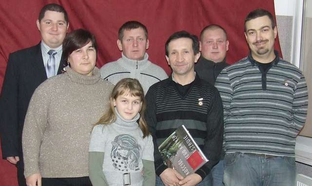 Krwiodawcy z Lelisa: Teresa i Piotr Gromkowie (drugi z lewej, w drugim rzędzie) z córką, Piotr Wieremiejczyk, Dariusz Mróz, Paweł Krysiak, Paweł Przeradzki
- full image