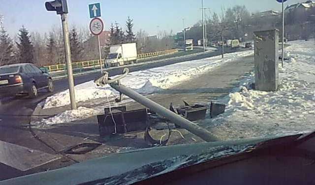 Uderzył w sygnalizator i uciekł. Policja jest na tropie - full image