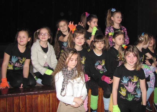 Grupa taneczna Iskierki Mrągowskim Talentem 2012 - full image