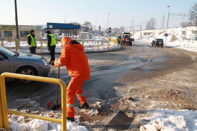 Woda z pękniętej rury zalewa ul. Grunwaldzką w Olsztynie - full image