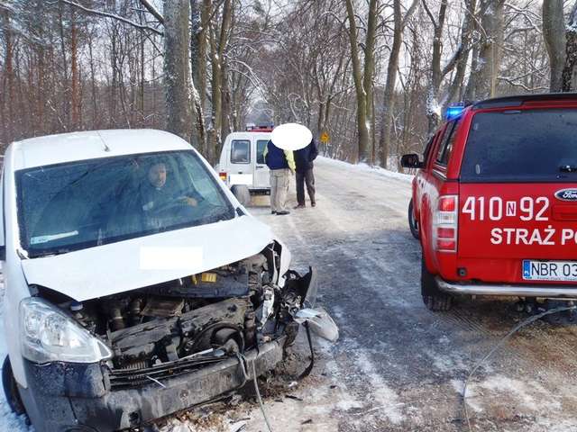 W czołowym zderzeniu żaden z kierowców nie został ranny - full image