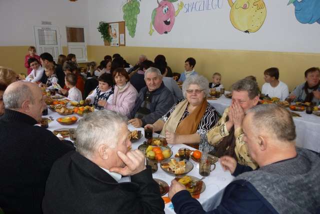 Po występie pociech przyszedł czas aby zasiąść do stołu - full image