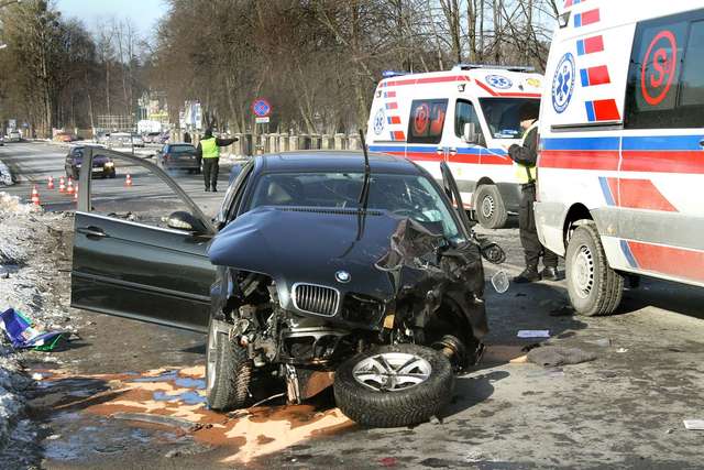 Wypadek na Sybiraków w Olsztynie. Trzy osoby ranne - full image