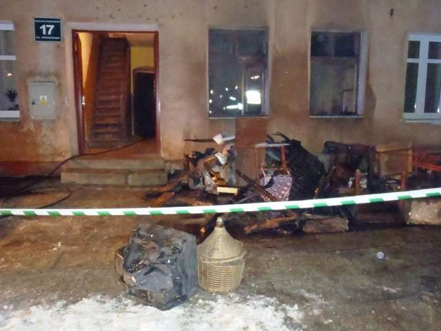Do pożaru doszło w budynku przy ul. Drewnianej 17 - full image