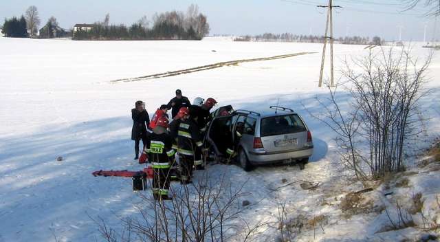 Zderzenie volkswagena z toyotą. Jedna osoba ranna - full image