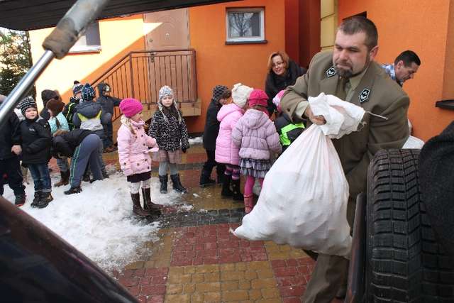 Przedszkolaki pomogły zwierzętom przetrwać zimę - full image