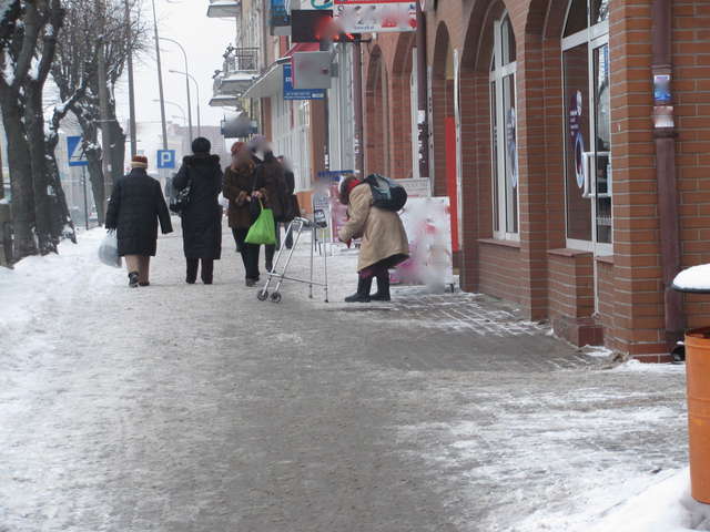 Czytelnik: ta kobieta często siedzi z puszką i żebrze - full image