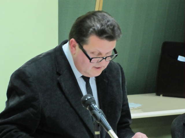 Waldemar Kukiełko, przewodniczący Rady Miejskiej w Rucianem-Nidzie nieoczekiwanie zamknął obrady sesji - full image