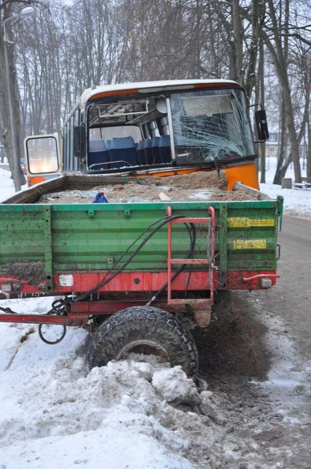 Autobus uderzył w przyczepę. Pięcioro nastolatków w szpitalu - full image