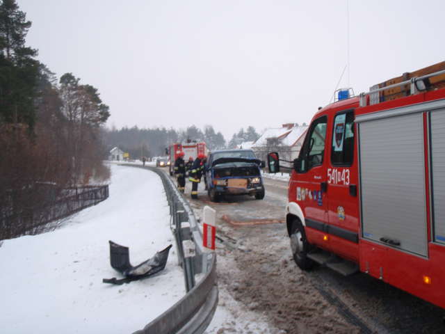 Wiózł 4 dzieci. Uderzył w barierkę. - full image