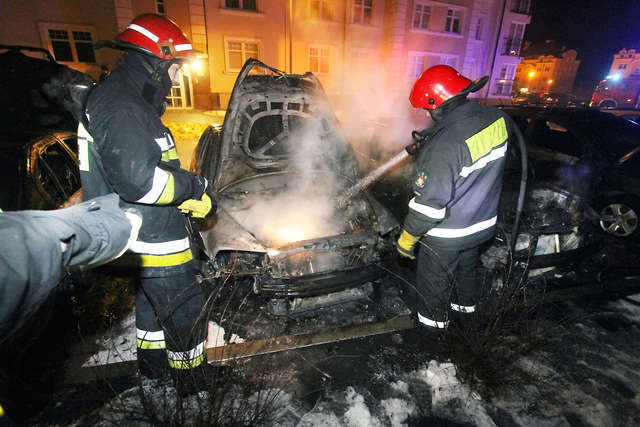Cztery samochody spłonęły na Jarotach. Jeden był prokuratora - full image