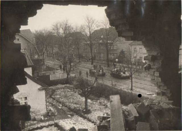 Styczeń/luty 1945. Dwa rosyjskie SU-76M (samobieżne działa wsparcia piechoty) na ul. Bema – odcinek między ul. Żeromskiego i Mickiewicza - full image