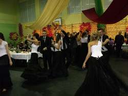 Mława. Studniówka 2012 – poloneza zatańczyli uczniowie „ekonomika”