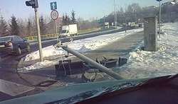 Uderzył w sygnalizator i uciekł. Policja jest na tropie