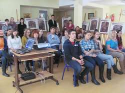 Uczniów zaciekawiło nagranie rekonstrukcji powstania styczniowego