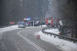 Wypadek na śliskiej drodze. Jedna osoba ranna